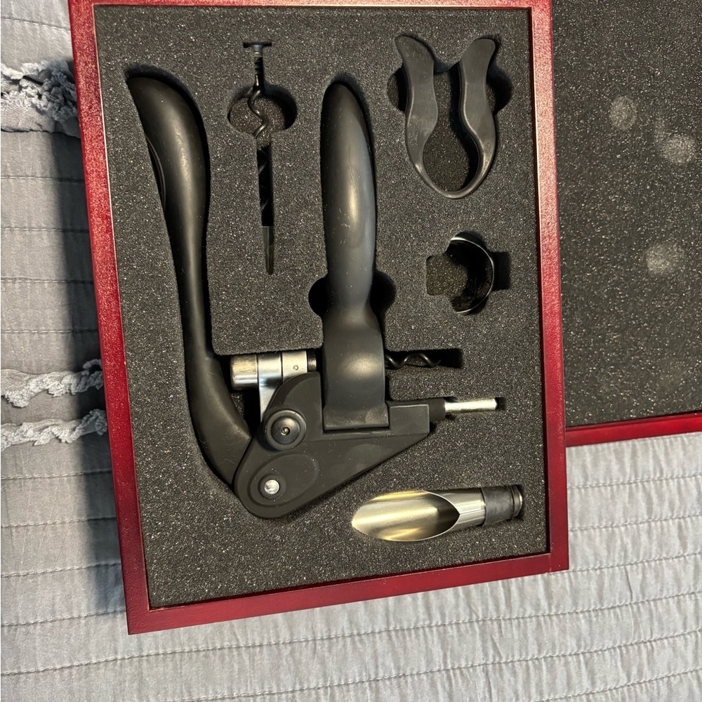 Vigna Wine Opener Set with Accessories in Red Box - Picture 2 of 3